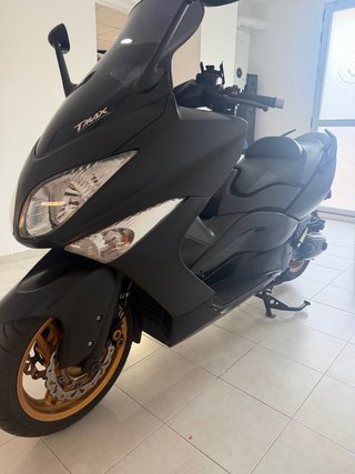 Yamaha T-Max 500 Negra y Dorada