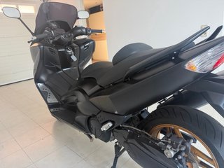 Yamaha T-Max 500 Negra y Dorada