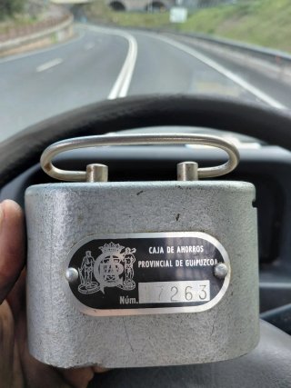Hucha antigua de metal