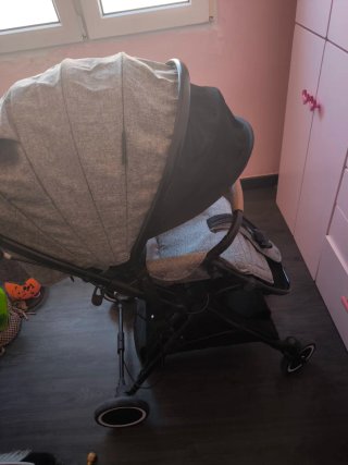Silla de paseo gris y color madera