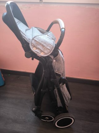 Silla de paseo gris y color madera
