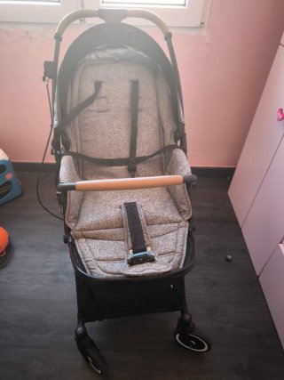 Silla de paseo gris y color madera