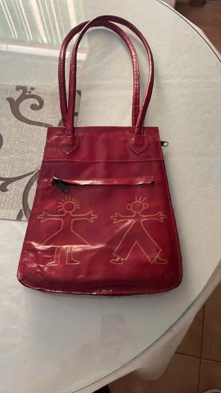 Bolso rojo con dibujo de personas