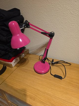 Lámpara de mesa rosa y negra