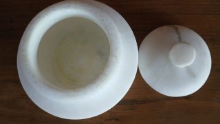 Bombonera de mármol blanco