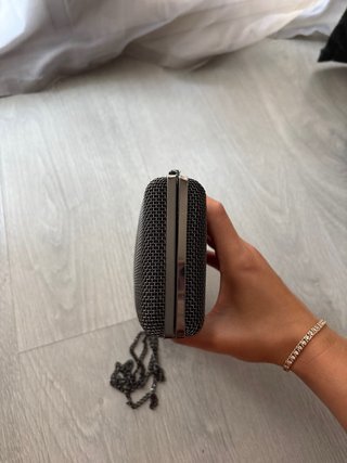 Bolso de mano negro y plateado
