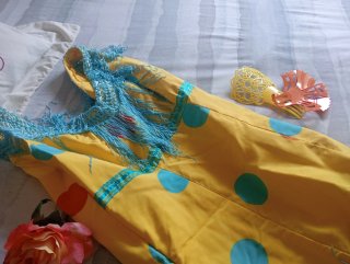 Vestido de flamenca amarillo lunares y complemento