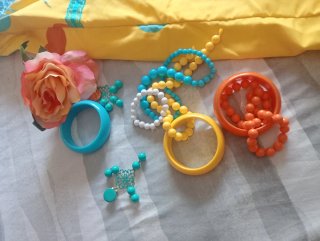Vestido de flamenca amarillo lunares y complemento