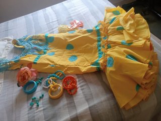 Vestido de flamenca amarillo lunares y complemento
