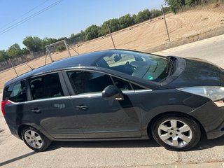Peugeot 5008 2011