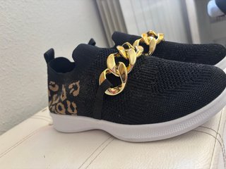 Zapatillas negras con cadena dorada y leopardo