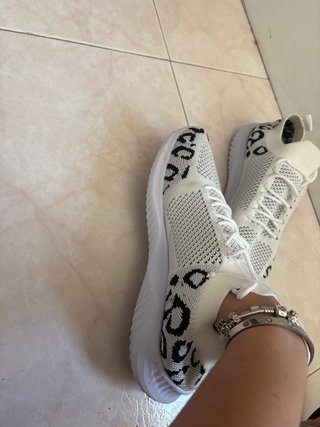 Zapatillas negras con cadena dorada y leopardo