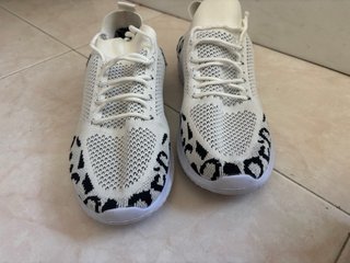 Zapatillas negras con cadena dorada y leopardo