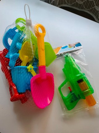 Juguetes de playa y pistola de agua