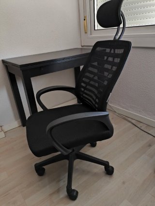Escritorio y Silla Negra