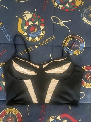 Top negro con detalles beis talla M