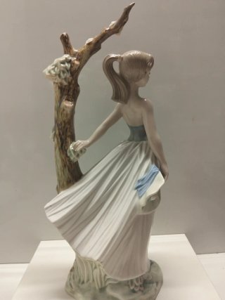 Figura Mujer con árbol TENGRA