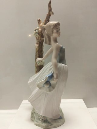 Figura Mujer con árbol TENGRA