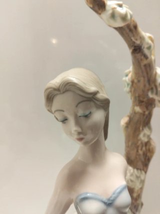 Figura Mujer con árbol TENGRA
