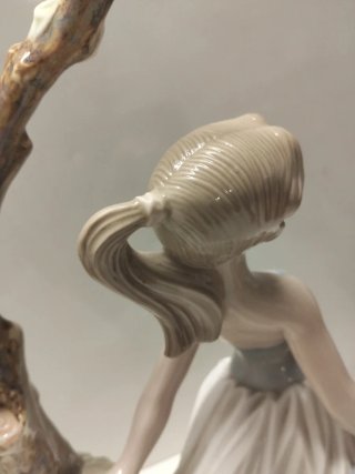 Figura Mujer con árbol TENGRA