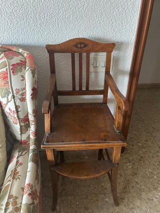 Trona de madera antigua