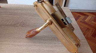 Manillas y cerraduras para puertas de madera