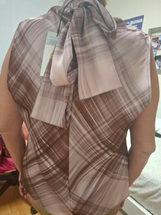 Camisa con lazada marrón y rosa