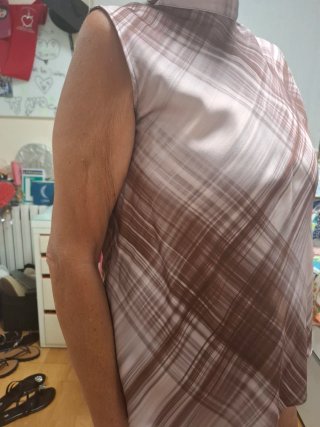 Camisa con lazada marrón y rosa