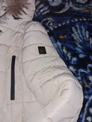 Chaqueta blanca con capucha y pelo