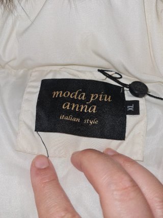 Chaqueta blanca con capucha y pelo