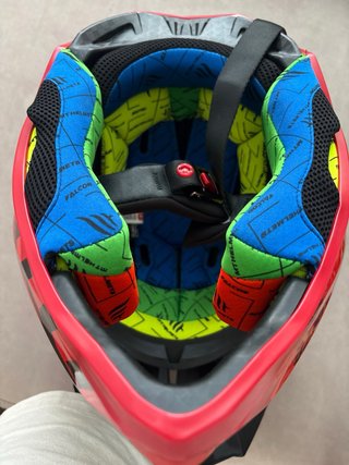 Casco de moto todoterreno rojo y negro.