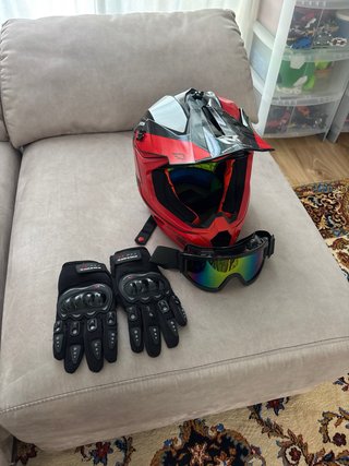 Casco de moto todoterreno rojo y negro.