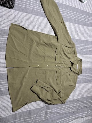 Camisa de manga larga verde oliva para mujer