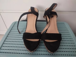 Sandalias negras de cuña