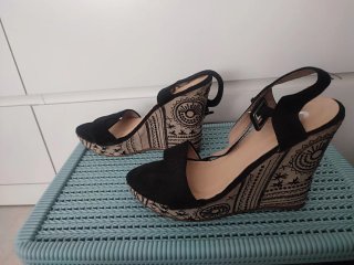 Sandalias negras de cuña