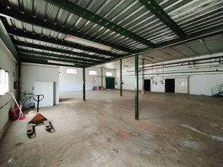 Nave industrial 2.063 m2 con patio y frío