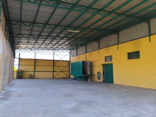 Nave industrial 2.063 m2 con patio y frío