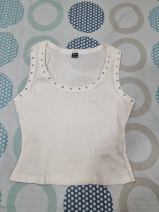 Top blanco con tachuelas XS