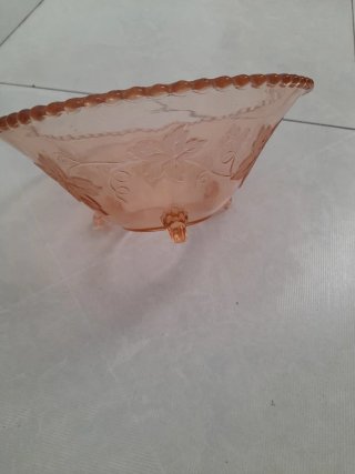 Frutero rosa de cristal con relieve