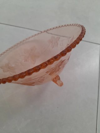 Frutero rosa de cristal con relieve