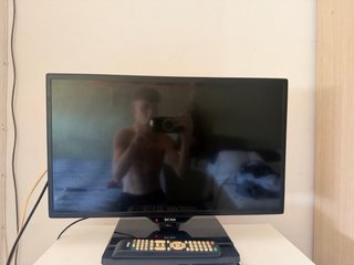 TV Inves 24 pulgadas y PS4 Negra de 1tb con Mando