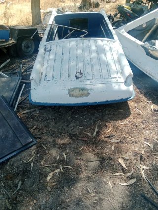 Bote blanco y azul