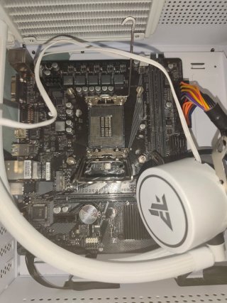 Torre pc gaming con placa y refrigeración líquida