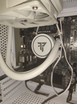 Torre pc gaming con placa y refrigeración líquida
