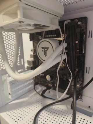 Torre pc gaming con placa y refrigeración líquida