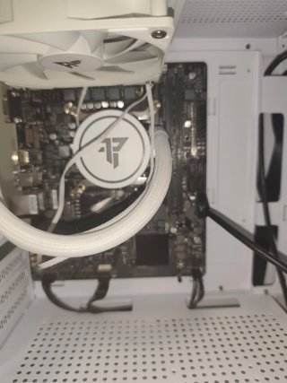 Torre pc gaming con placa y refrigeración líquida