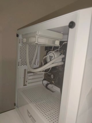 Torre pc gaming con placa y refrigeración líquida