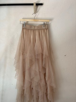 Falda larga tul rosa empolvado volantes