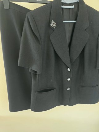Traje de chaqueta y falda negro