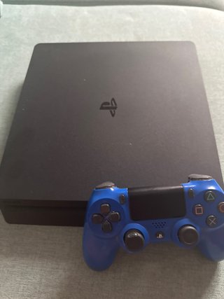 PS4 (PlayStation 4) con mando azul